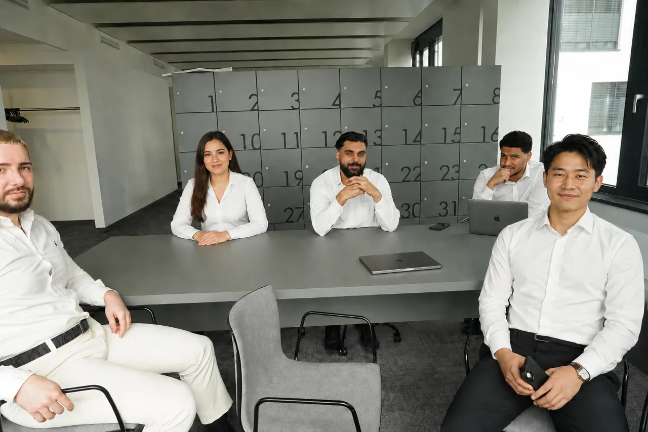 Das FACT TALENTS Team im Meetingraum