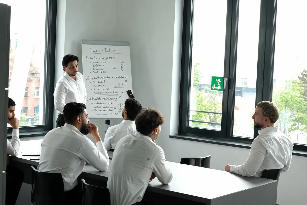 Team-Briefing zu Anforderungsprofilen am Whiteboard
